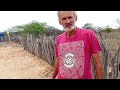 Construção de tijolos para uma obra de uma igreja feito de cimento