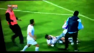 Karabükspor Taraftarı Özkalfaya Saldırdı, Tomdan Tekme Yedi