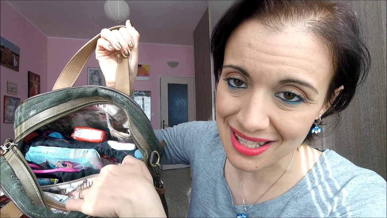 CURIOSIAMO NELLA MIA BORSA!!! (WHAT'S IN MY BAG!)