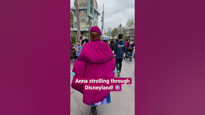 It’s so fun to see the characters just out for a walk at Disneyland! Here is Ana in Fantasyland! ❄️