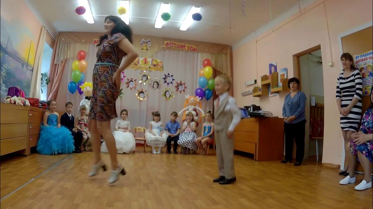 Видео танец мамочки. Танец мам на выпускной в детском саду. Танец мамы и сына в детском саду. Танец мамы и сына в детском саду на выпускной. Танец мама с сыном на выпускной в садик.