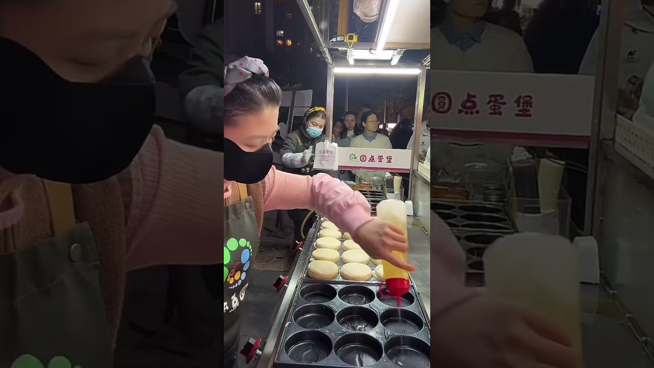 陕西夜市超火的鸡蛋汉堡闪亮出摊咯！今天又是被吃货们“包围”的忙碌日#路边摊美味