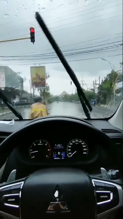 story wa nyetir mobil saat hujan