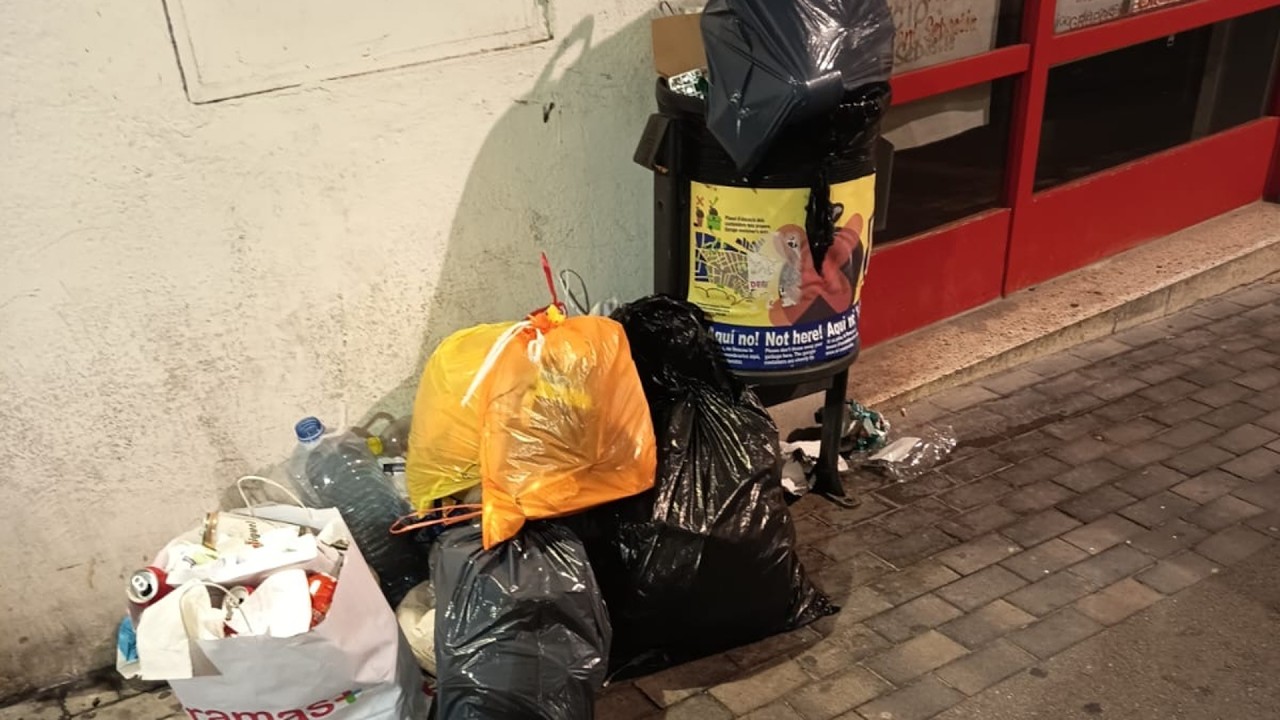 Sitges sanciona nou persones per dipositar bosses de deixalles de manera reiterada a la via pública.