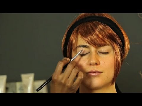 How to Choose an Eye Shadow for Red Hair : Makeup Application