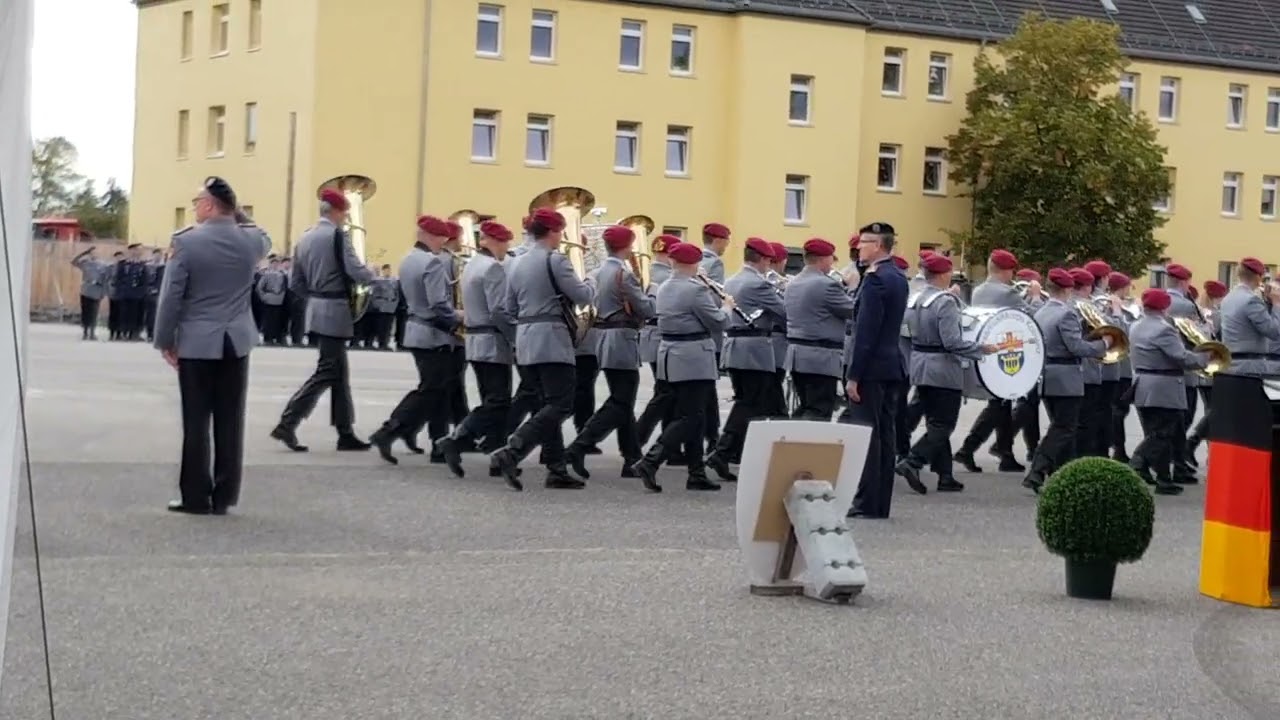 Kommandoübergabe ZGeoBw Euskirchen, Ausmarsch der Ehrenformation