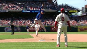 CHC@PHI: Rizzo prevents an extra-base hit with stop