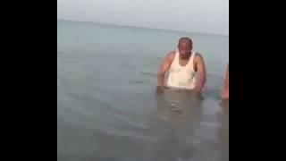 Sahilde Namaz Kılan Adam Gel - Gite Yakalanınca Neredeyse Boğuluyordu.