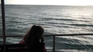 Küçük Dalgalar Ve Kız Çocuğu