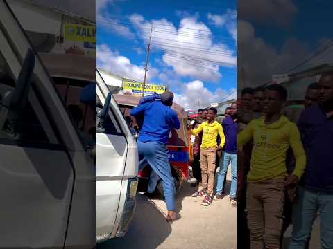 Hilarious Street Fighting Dagaal Xun Oo Dhexmaray Labo Nin Suuq Dhexdiisa Daawo Layaab Qosol