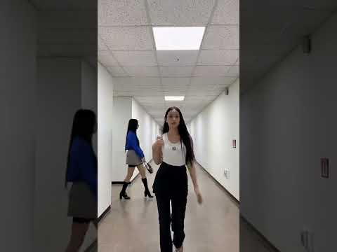 NEWJEANS runway walk y'all! 😸❤️ #newjeans #shorts #kpop