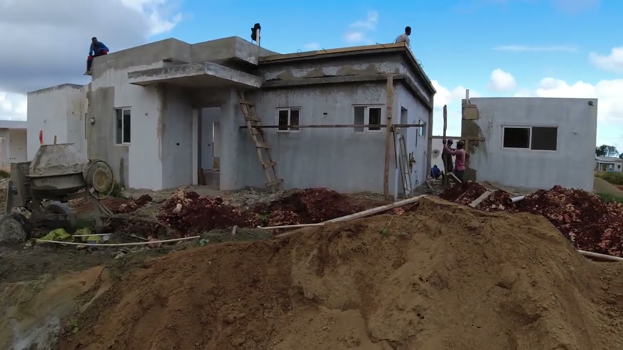 Casa Linda, Villa Capri, stop at construction site