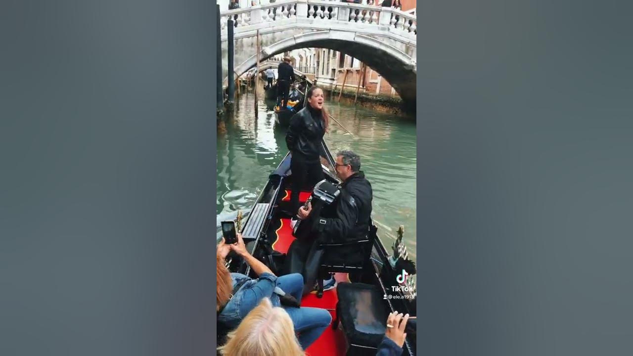 #Girl #sings Vecchia Venezia #gondola #oldvenice #Venezia #cantare #singer #fisarmonica #accordion