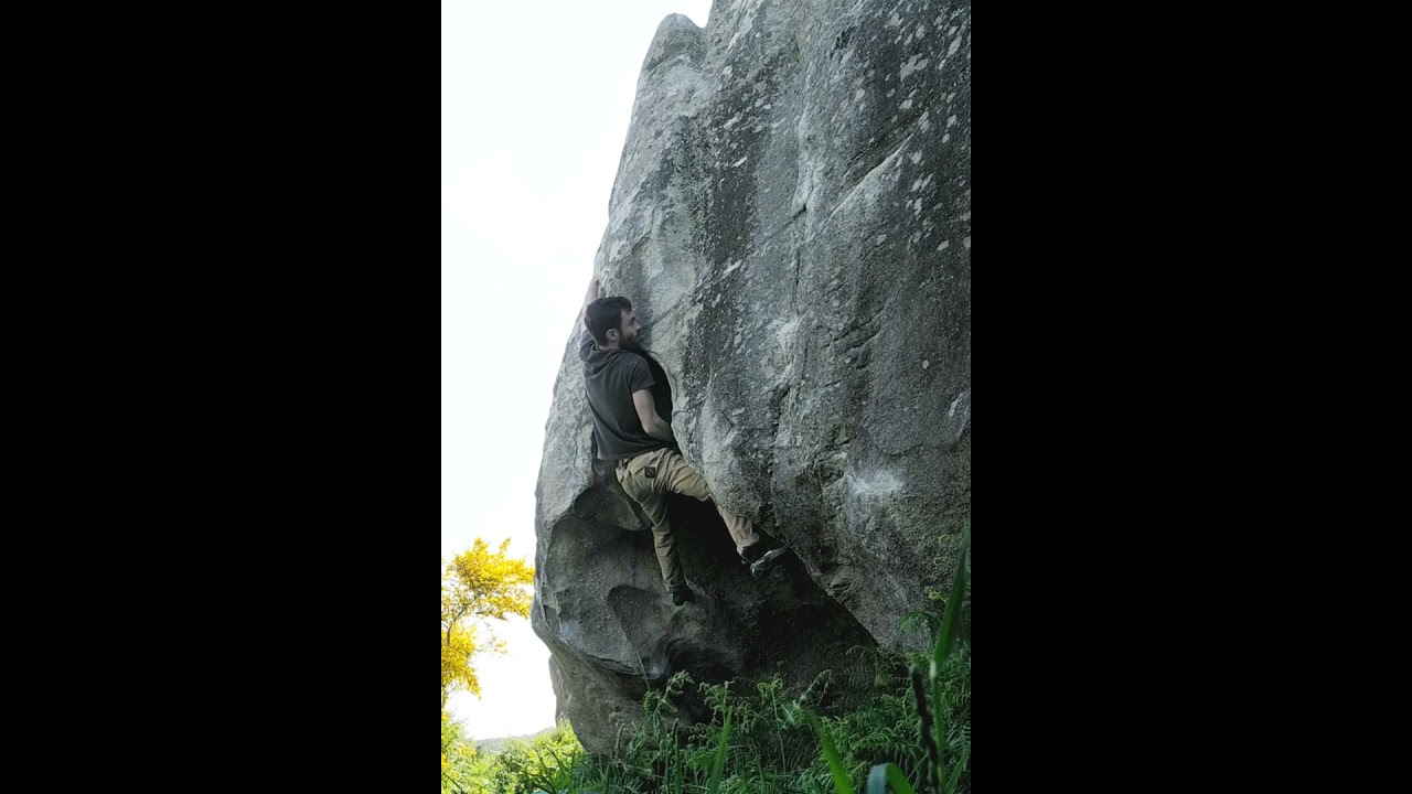 Fipenlu (7b). Bouldering en Corme (Ponteceso, Galicia), sector Cruz/3D