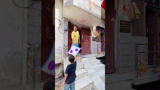 ghar ke bhahar se bache ko Patang di 🥰🪁 #ytshorts #patang #kiteflying #kite #shortvideo