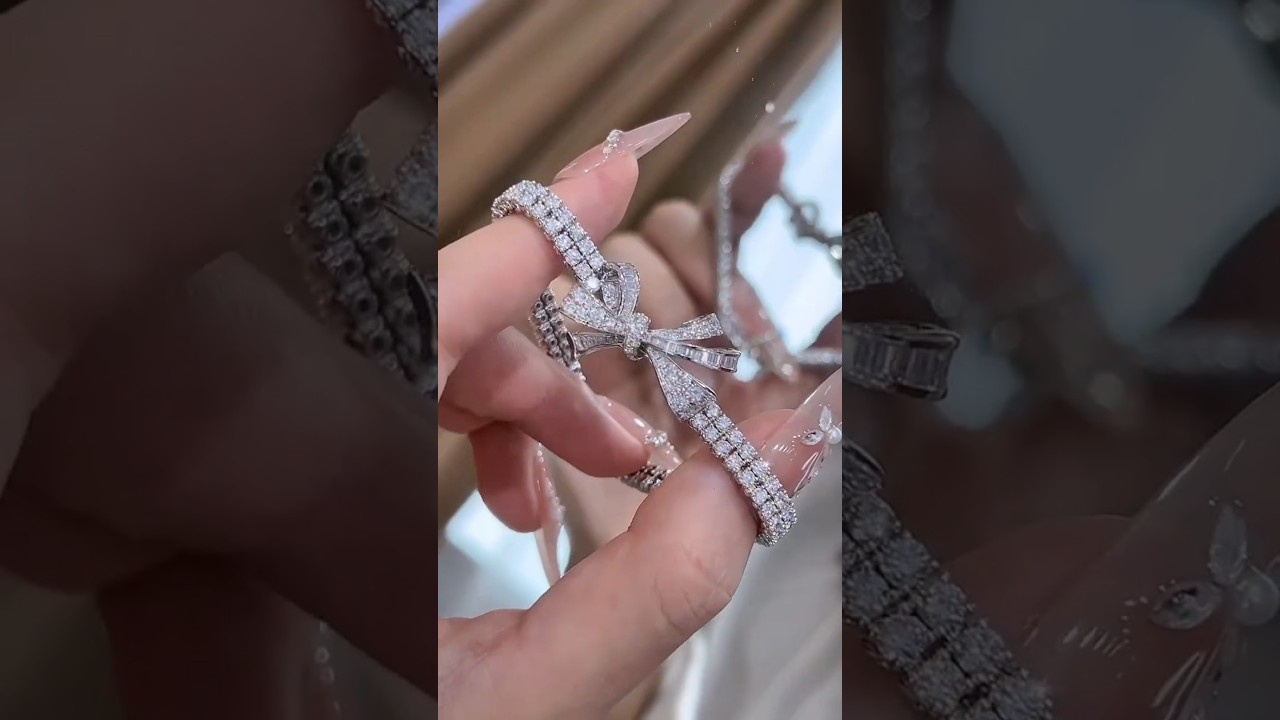 Gorgeous Bow Shaped Diamond Bracelet Dazzling Accessory for Women's Parties and Stylish Daily Looks