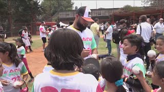 Padres hold baseball clinic with kids ahead of first MLB series in Mexico City
