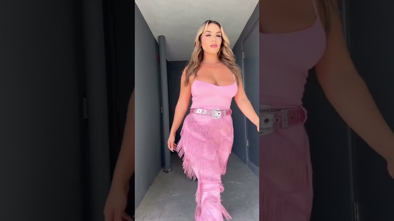 Ara bozorgian Model Curvy Plus Size Instagram Sensation Influencer -Bio