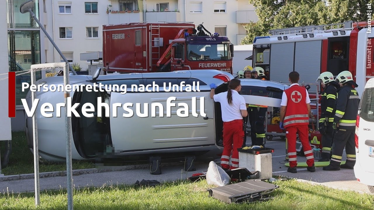 Personenrettung: Lenkerin nach Parkplatzunfall bei Wohnanlage in Wels-Vogelweide aus Auto gerettet