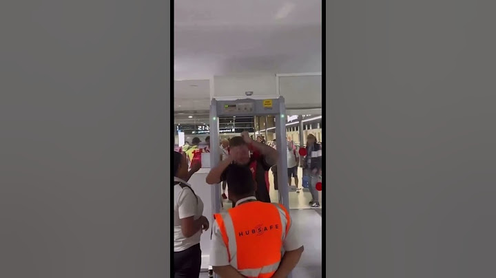 🥇 Arnau se deja la medalla de oro puesta para mostrarla en el control del aeropuerto.