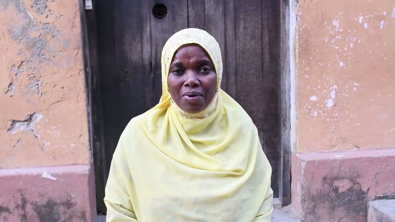 KATIBU TAWALA WILAYA YA WETE AKIWAFARIJI WAFUNGWA  KATIKA GEREZA LA WETE PEMBA .