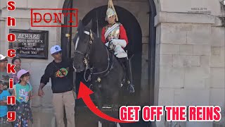 Man Gets Shocked When The King’s Guard Shouts To “Get Off The Rein!” He Does Not Notice The Sign!