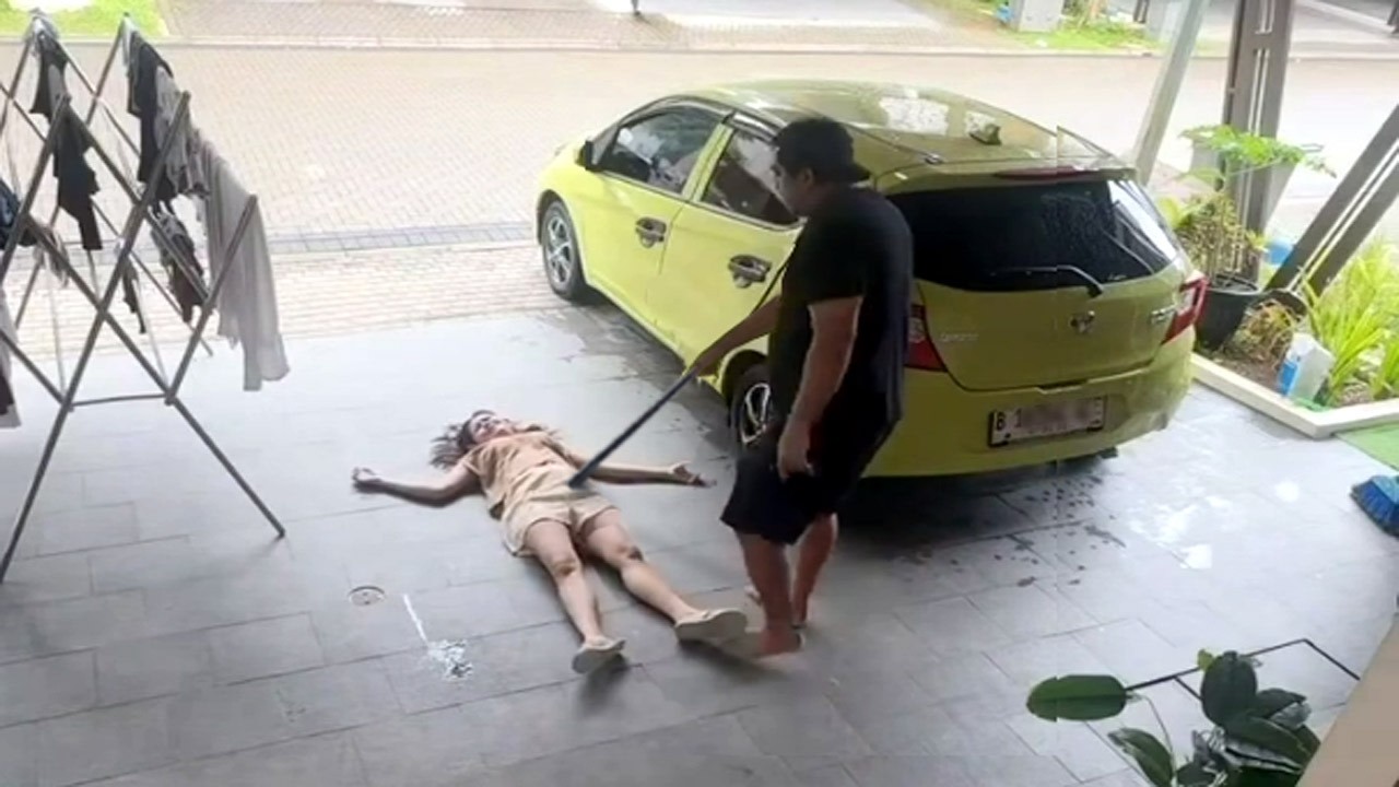 Ketika CCTV Salah Merekam Hal Aneh, Tak Wajar, Konyol dan Lucu Tak Biasa # 6