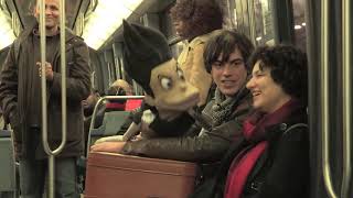 Un ventriloque drague avec sa marionnette dans le métro