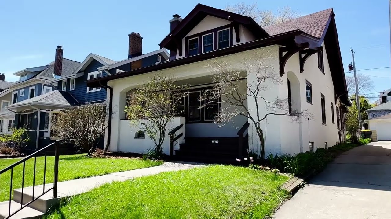 New Listing in Shorewood! $425,000