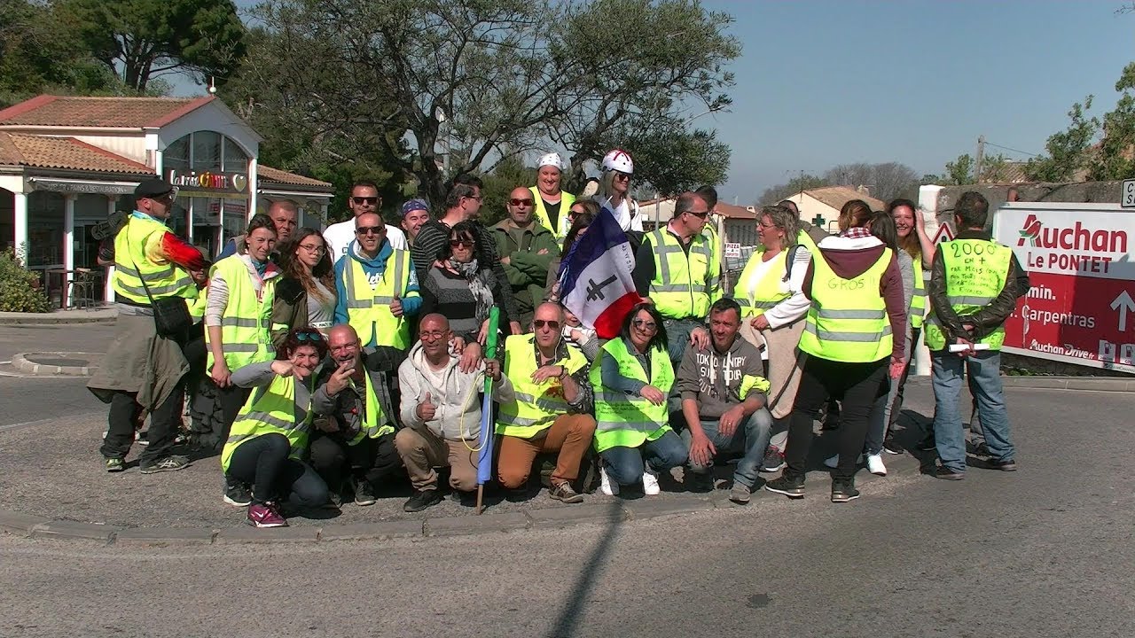 Les Gilets Jaunes Du Grand Avignon Mécontents Devant La Mairie De Villeneuve Les Avignon