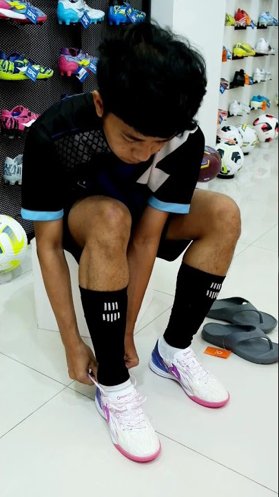 sepatu dan gaya kaos kaki andalan#sepatuoriginal #sepatubolaoriginal #sepatufutsaloriginal #sportiid