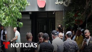La policía responde a una toma de rehenes en un banco en el Líbano