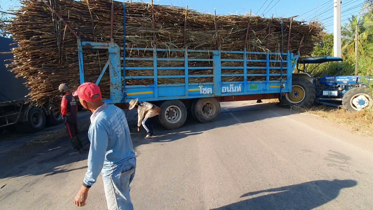 เกิดอะไรขึ้นรถพ่วงอ้อยสาลี่ วิ่งมาลงข้างทาง