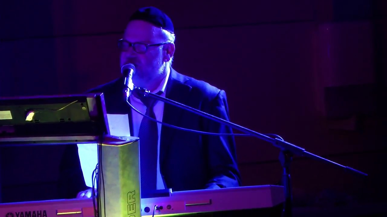 התנערי - בביצוע של אריה ברונר בקומזיץ.
