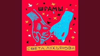 Девочка с розовыми волосами