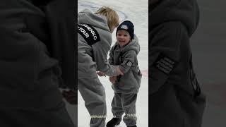 Арсений Плющенко 3 года уже бегает в догонялки на коньках с братом Александром Плющенко.Фигуристы 😍