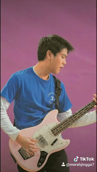 Iqbaal Dhiafakhri Ramadhan dengan gitarnya 🧡