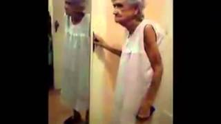 Abuela pelea con el espejo