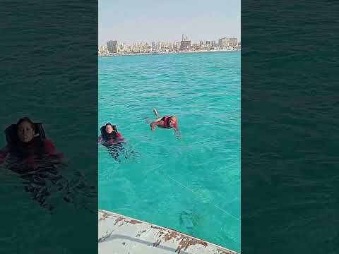بعتذر عن عدم ردي على التليفون علشان أيدي مبلوله البحر الصيف المصيف مطروح