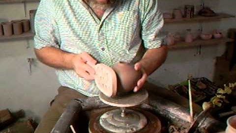 SIMON LEACH POTTERY ~ Paddling a round form - KEEP PRACTICING !