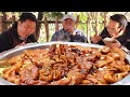 2斤肥腸，二弟做“爆炒肥腸”，香辣Q彈大口嗦著吃真過癮｜Mukbang【鐵鍋視頻】