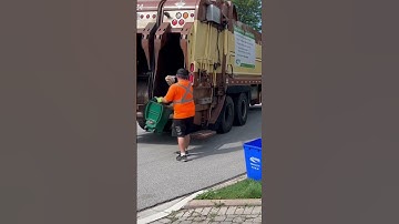Recycling Truck Crushing