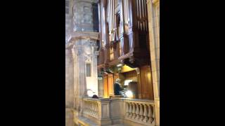 Organist plays moving tribute to David Bowie