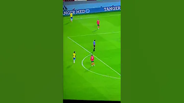 ردة فعل قوية من ياسين بونو لي صده فرصةخطير للمنتخب البرازيلي 