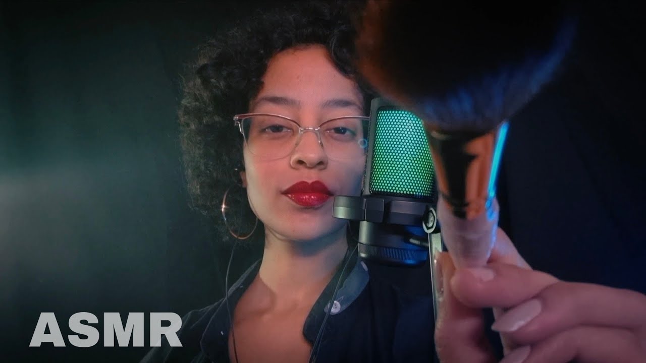 ASMR | PINCÉL NO SEU ROSTO DESCREVENDO CADA TOQUE - com ruído marrom no fundo