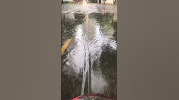 Con đường bị ngập sau cơn mưa lớn