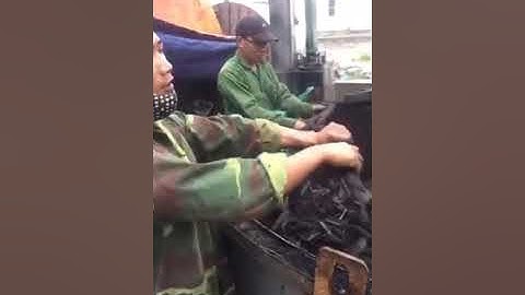 Ra lò than củi nhãn từ lò hầm than Vinfire