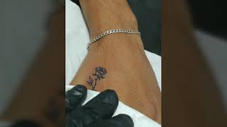 Tatuagem rosa na mão