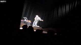 John Frusciante Drunk on Stage and Falls Over / Stand-up Comedy (2001)