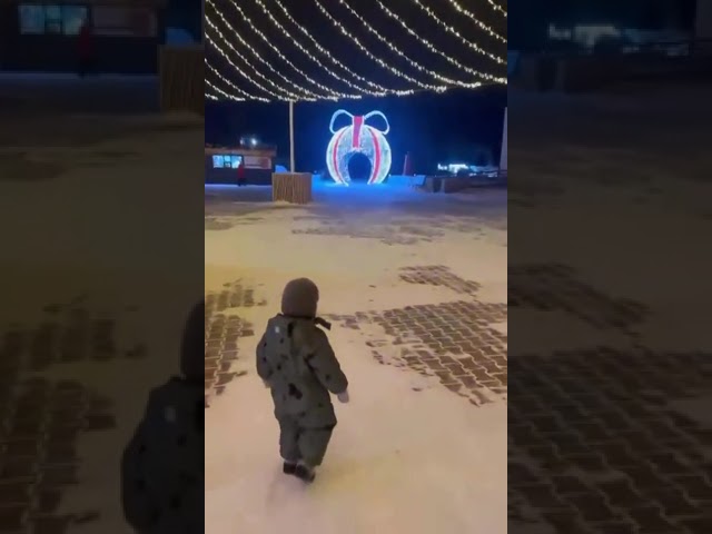 Песней про Деда Мороза в запое развлекают посетителей новогоднего городка на Драмтеатре
